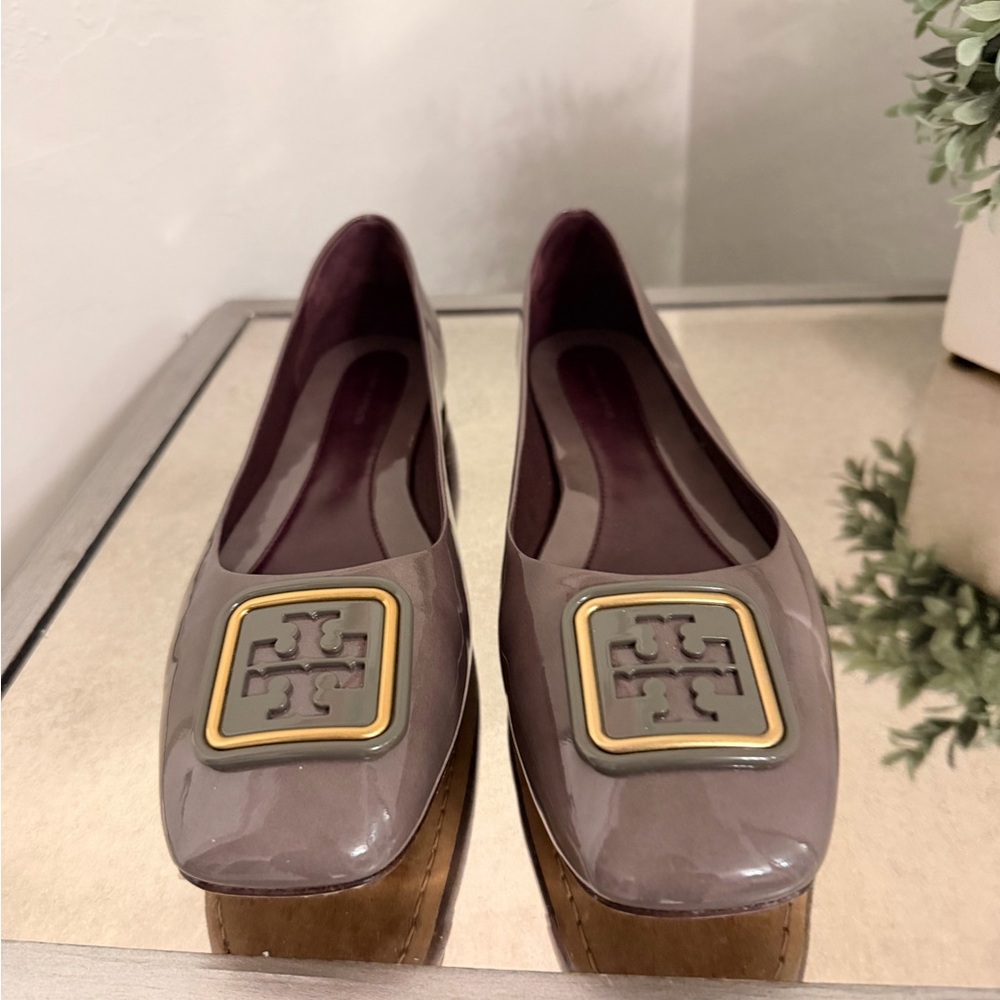 Tory Burch Georgia Square Toe Ballet Flats Taupe Patent
Leather Logo Size 11